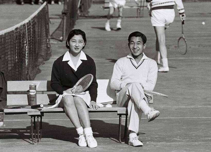 １９５８年、テニスコートでの皇太子さま（当時）と美智子さま　（ｃ）朝日新聞社