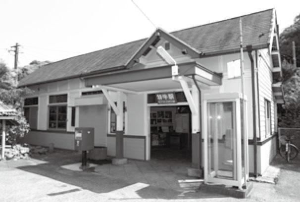 難読駅名として有名な特牛。風格のある木造駅舎は、開業時の1928（昭和3）年以来のもの(写真提供／坪内政美）