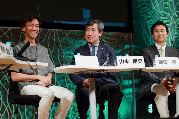 ぼくの話にも明るい笑顔で応援してくれた丹野さん（左）。右は朝田隆さん（撮影／木暮誠）