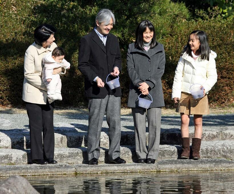 2007年2月御用邸近くの葉山しおさい公園を訪れ、日本庭園の池の鯉に餌を与え楽しげな佳子さま、眞子さま、秋篠宮さま、悠仁さまを抱いた紀子さま