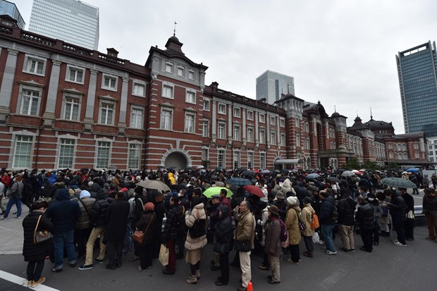 記念スイカを求めて東京駅に詰めかける人々（c）朝日新聞社　＠＠写禁