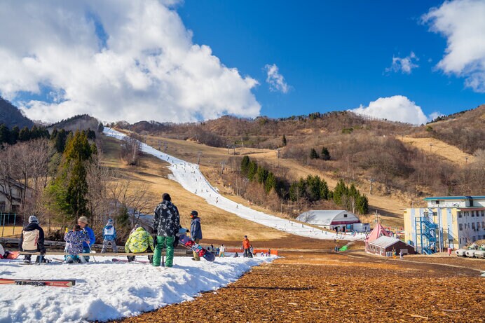 スノーマシンや人工造雪機があれば雪が降らなくてもスキーを楽しめます