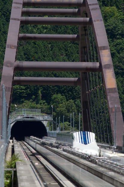 山梨リニア実験線（４２．８キロ）を走る最新鋭のリニア・Ｌ０系。実験線は、２０２７年開業予定のリニア中央新幹線の一部となる