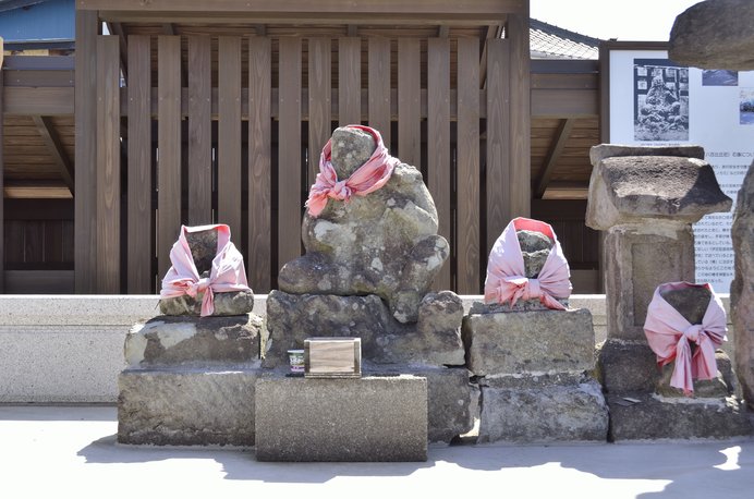 こちらは伊豆稲取の八百比丘尼像