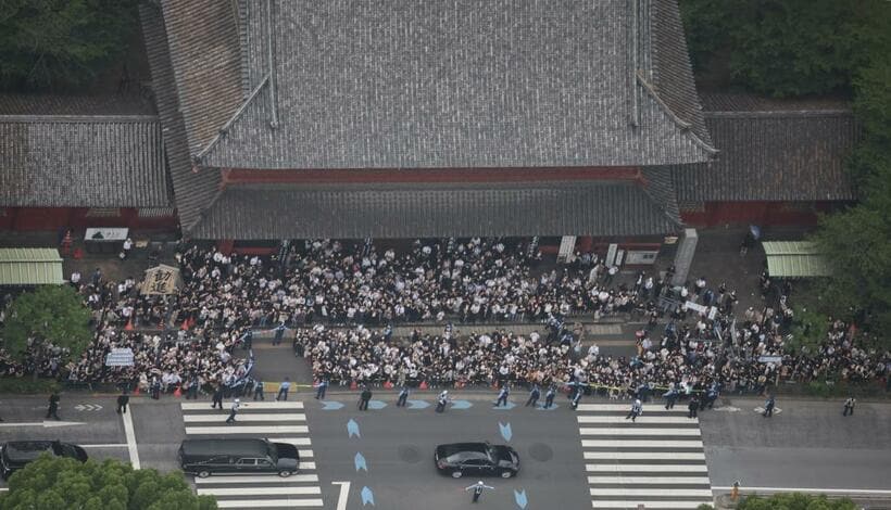 増上寺を出る安倍晋三元首相の棺（ひつぎ）を乗せた車＝７月１２日午後、東京都港区、朝日新聞社ヘリから