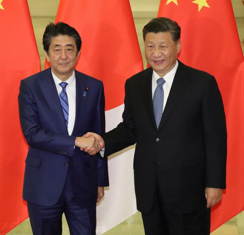 握手する安倍晋三首相（左）と中国の習近平国家主席　（ｃ）朝日新聞社