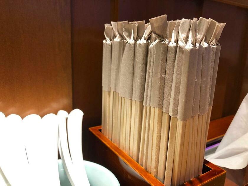 箸には一膳ずつ紙がまかれている（筆者撮影）