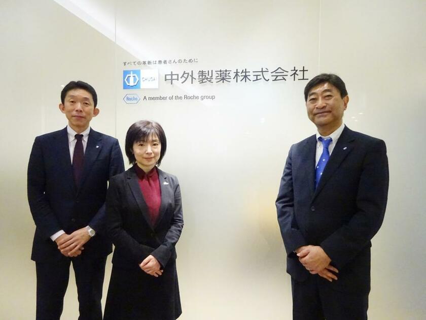 左から中外製薬の山本秀一さん、山本由佳さん、黒丸修さん