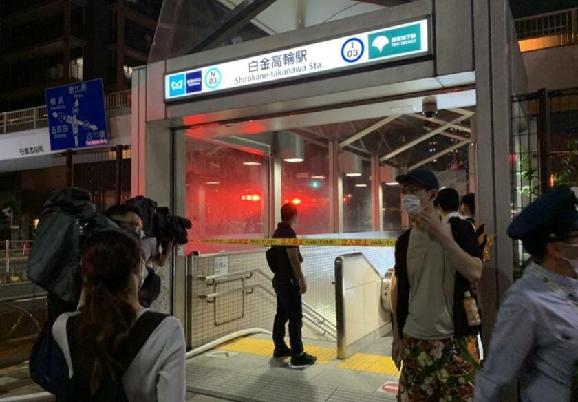 男女２人が液体をかけられた白金高輪駅の出入り口付近（C)朝日新聞社
