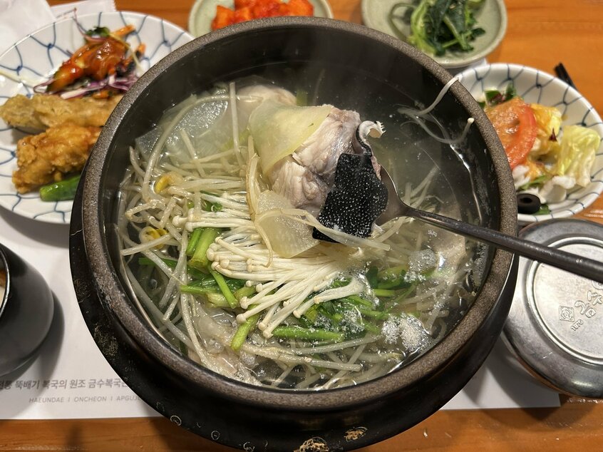 ふぐスープランチ定食(3万3000ウォン=約3300円)は、2食からオーダー可。メインのスープ、サラダ、煮物、から揚げ、デザートまでフグ尽くし