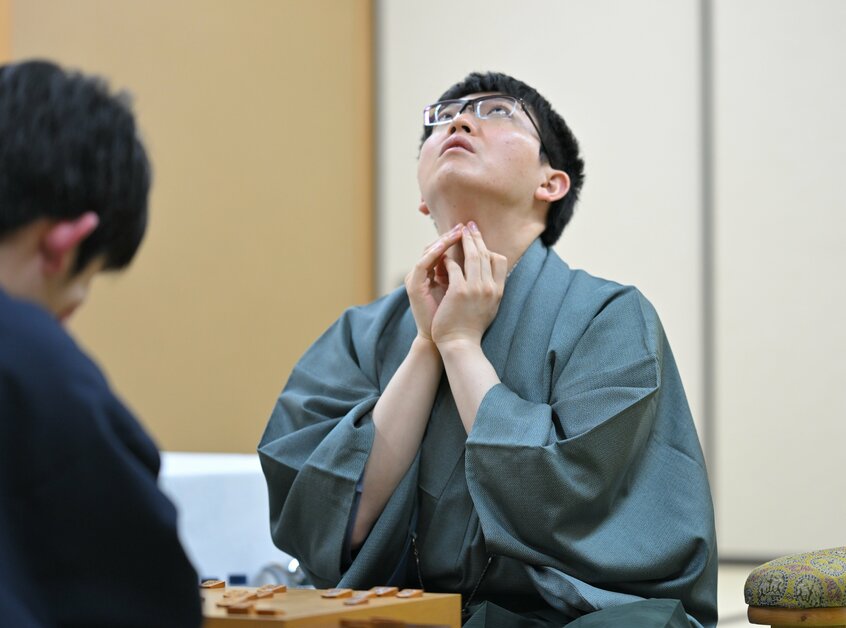 天井をあおぐ永瀬拓矢九段=2025年4月10日、東京都文京区