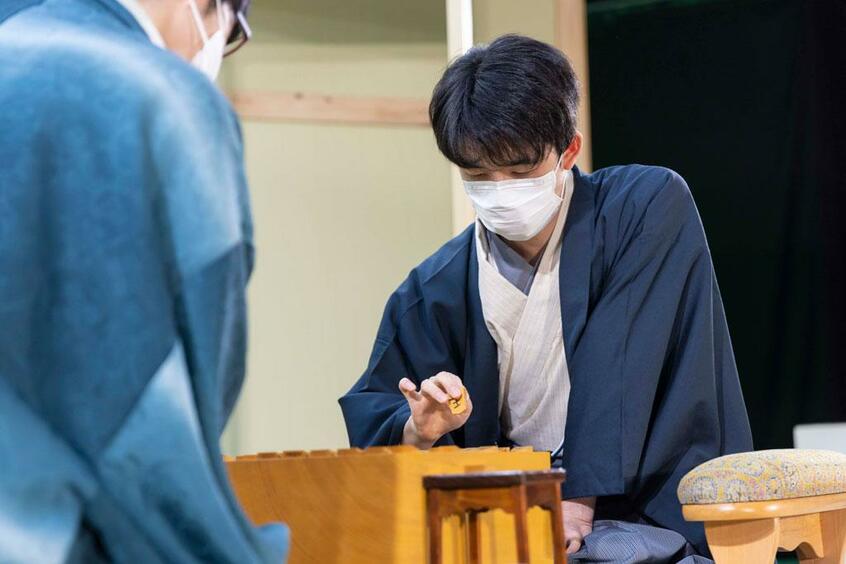 藤井聡太は本棋戦参加4期目にして、初の優勝達成。17歳のときにはまだ初々しかった和服姿も、いまでは風格すら感じさせる(写真:将棋日本シリーズ総合事務局提供)