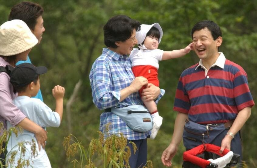 2002年 栃木県の沼ッ原湿原を散策するご一家 陛下の手にはベビーキャリーが
<br />(c)朝日新聞社