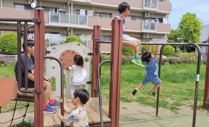 公園で遊ぶオトクサ家の子ども達（提供）