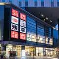ユニクロ「初任給30万円」で目が覚めた? 賃金格差は「東大出て官僚より海外バイトが高額に」と専門家