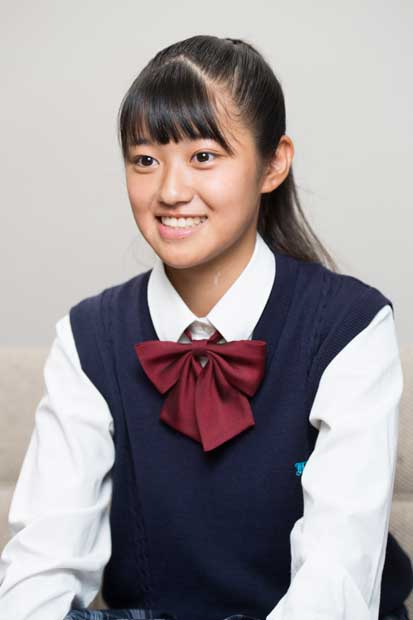 得意科目は世界史。「食べることが好き。お母さんが作るお弁当が大好き」と笑顔をみせた岡田真奈美さん(撮影・小山幸佑)