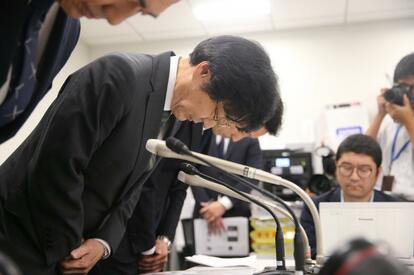 7月4日に行われた記者会見の冒頭、頭を下げて謝罪する7payの小林強社長(C)朝日新聞社