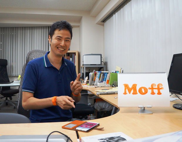 Ｍｏｆｆ高萩昭範社長（３８）［東京都千代田区］たかはぎ・あきのり／京都大学卒業。司法試験に失敗し、外資系経営コンサルティング会社に就職。メルセデス・ベンツ日本などを経て独立。中国史オタクだが「話を聞いてくれる人が周りにいないんです」。２歳半の長女もＭｏｆｆで遊ぶ（撮影／編集部・内堀康一）