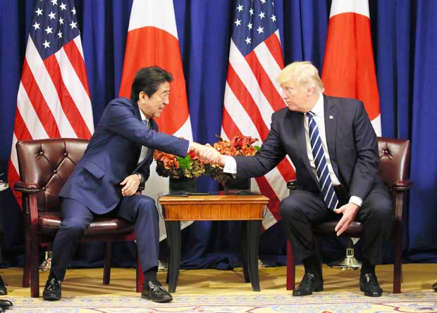 首脳会談で握手するトランプ米大統領（右）と安倍晋三首相　（ｃ）朝日新聞社