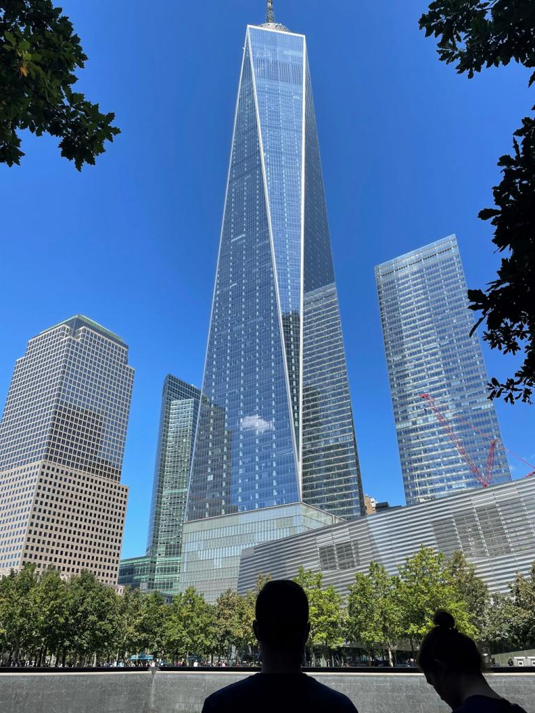 市民にツインタワーと呼ばれ親しまれた世界貿易センター２棟の跡にできた新タワー。左の世界金融センターは倒壊を免れた（撮影／津山恵子）