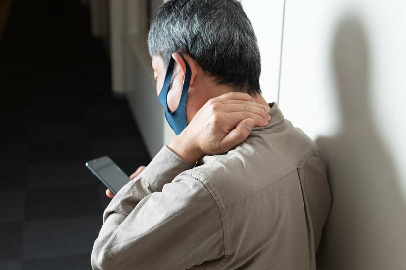 スマートフォンを見るときに前かがみや猫背になると、頭の重みを首だけで支えなくてはならなくなり、骨や筋肉がいたみやすくなる（撮影／写真映像部・上田泰世）