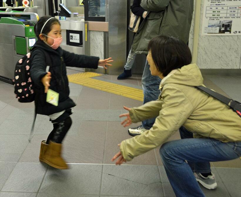 昨年末までは駅の改札口で帰省する孫を待受ける光景が(Ｃ)朝日新聞社