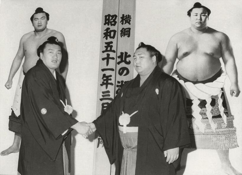 １９７６年　握手する横綱の輪島（左）と北の湖 　（ｃ）朝日新聞社