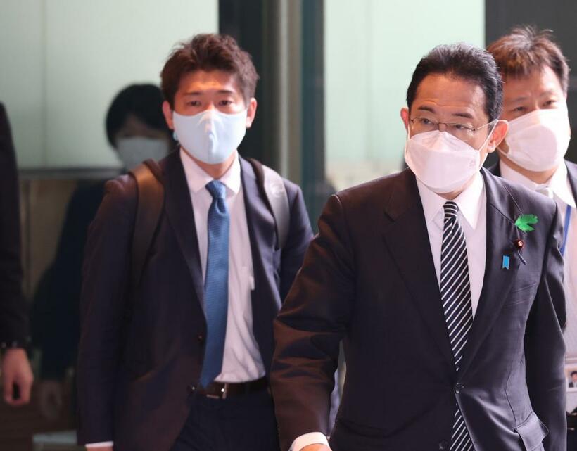 首相官邸に入る岸田文雄首相と翔太郎氏（左）