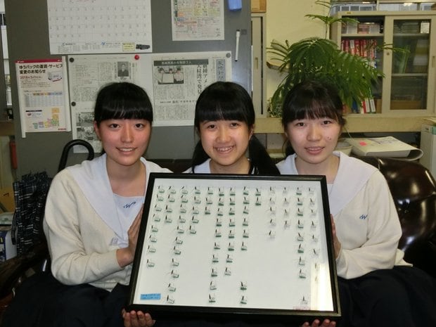 左から平野安樹子さん、朝鍋遥さん、桃坂瞳さん。手に持つのは「ナガサキアメンボ」の標本（学校提供写真）