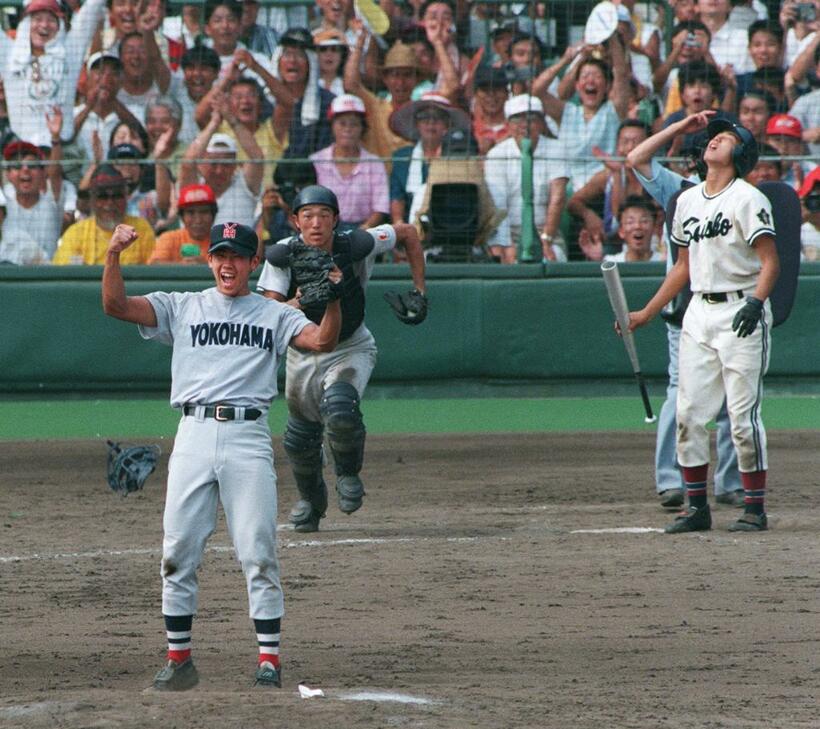 横浜高３年の松坂は１９９８年夏の甲子園決勝・京都成章戦でノーヒットノーランを達成し、春夏連覇の原動力となった