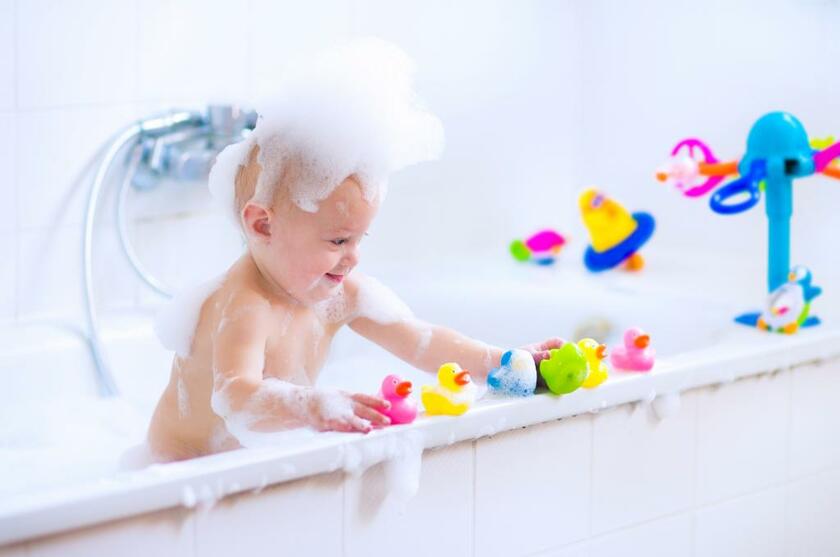 お風呂で遊ぶのが大好きな赤ちゃん。風邪をひかないように気をつけたい（写真／gettyimages）