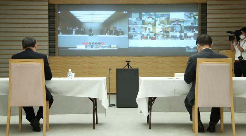 ６月に開かれた「デジタル・ガバメント閣僚会議」に出席する菅氏（写真左）　（ｃ）朝日新聞社