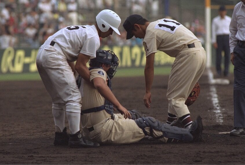 過去の甲子園の試合でも、捕手の股間にボールがあたった場面があった。介抱する打者