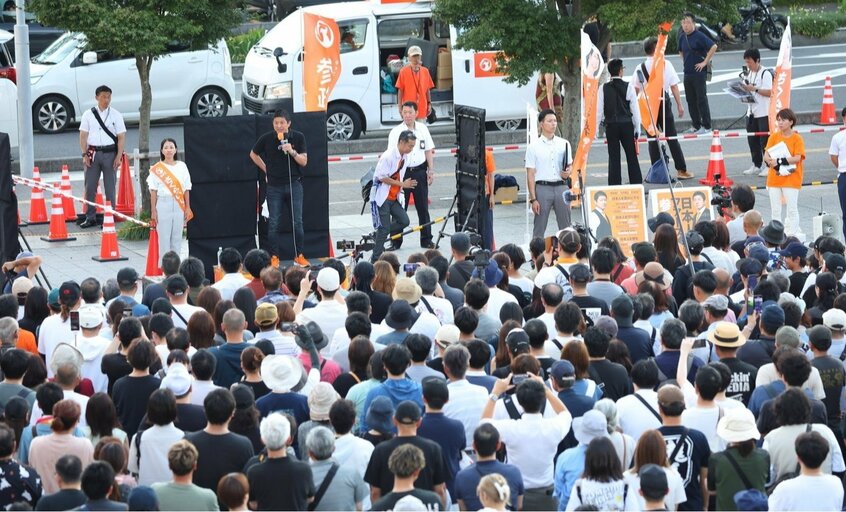 神谷代表の演説に熱狂する聴衆(撮影:写真映像部・松永卓也)