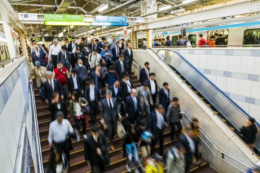 単身者は経済的困窮や社会的孤立のリスクが高いなか、2020年の生涯未婚率は男性が25.7%、女性は16.4%に。今後も上昇する見通しだ(photo gettyimages)