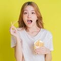 CMで好印象のタレントが食べていると「おいしそう!」に見える理由を行動経済学で解説