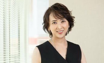 50歳を過ぎたら人生から「結婚」の二文字が消えた 紫吹淳(56)が語る「選択的おひとりさま」の日々