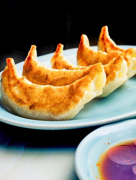 餡はほとんどがキャベツとニラ。1個44グラム(店員が勘で作るので多少差がある)と大ぶりながら、胃にもたれず何個でも食べられる。1人前5個470円。おみやげ用生餃子は同460円。冷凍生餃子同470円は4人前から地方発送あり。税込み。(撮影/小原雄輝・写真部)