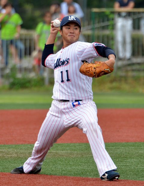 ファンは見守るなか、キャッチボールをするヤクルトの由規　（ｃ）朝日新聞社