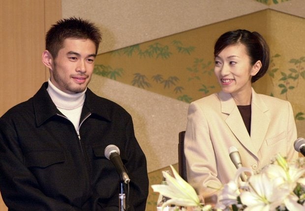 笑顔で結婚の報告をするイチローと弓子さん＝１９９９年１２月５日 　（ｃ）朝日新聞社