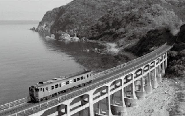 須佐―宇田郷間に架かる惣郷川橋梁を渡る。日本海を望む絶景車窓が楽しめる（写真提供／坪内政美）