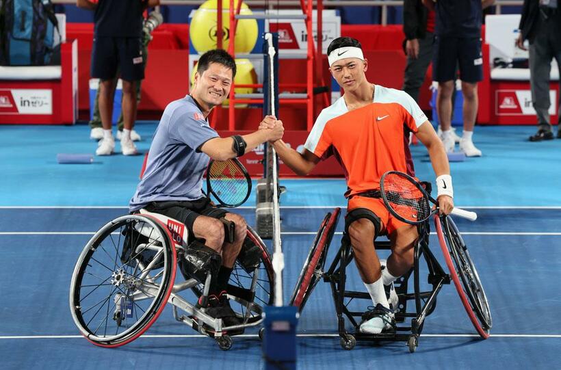 楽天ジャパン・オープン決勝前に国枝（左）と握手を交わす小田。若き才能に、国枝も「すごく近い将来、トップになる」と明言する