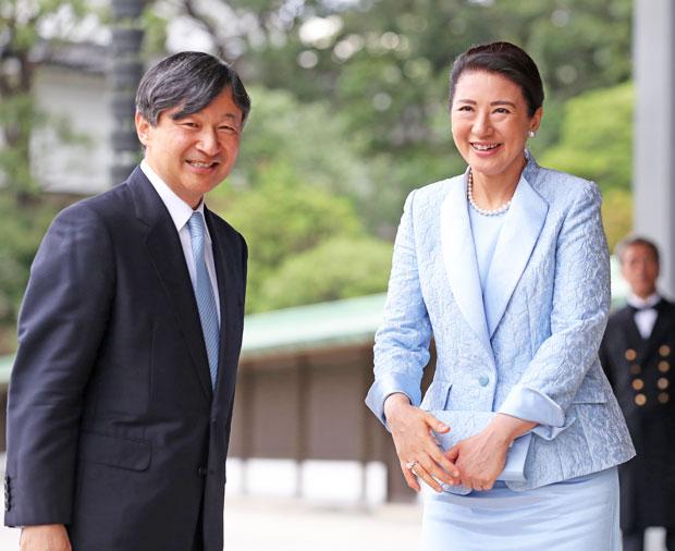 ６月にマクロン仏大統領夫妻を見送った際の天皇、皇后両陛下　（ｃ）朝日新聞社