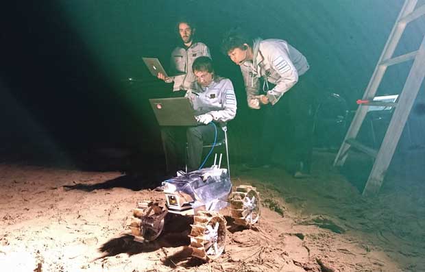 宇野さん（右）は宇宙に憧れ、宇宙ロボット開発に取り組む研究室を目指して東北大に入学した。研究室では月面探査ローバーの開発に参加。早く研究したくて早期卒業を選んだ（写真：本人提供）