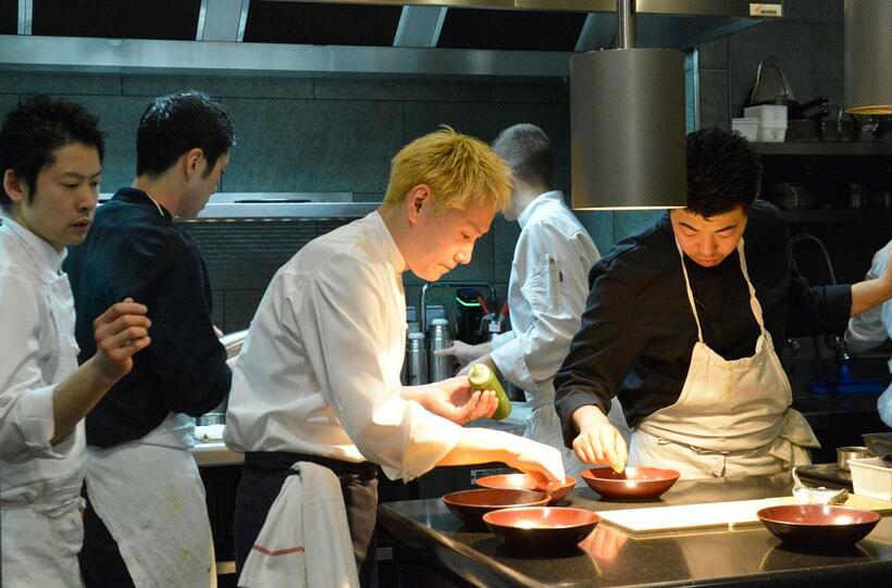 厨房を率いる小林圭さん（中央）。料理の仕上げの工程では料理人がせわしなく行き交い、緊迫感が増す（撮影／松永学）