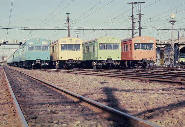 勢ぞろいした４色の電車。左から京浜東北線、総武線、山手線、中央線。「アサヒグラフ」（１９６５年１２月３日号）より　（C）朝日新聞社