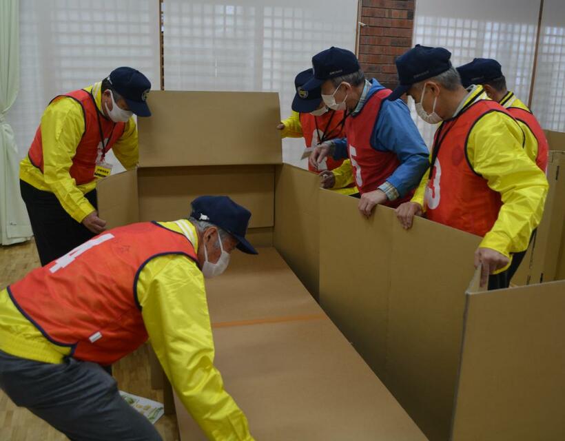 避難訓練を定期的に行う自治体も増えた。昨年１１月、東京都北区ではコロナ禍での大震災を想定し訓練を行った　（ｃ）朝日新聞社