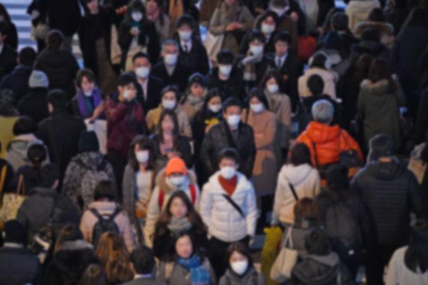 インフルエンザ大流行で人込みではマスク姿が目立った　（ｃ）朝日新聞社