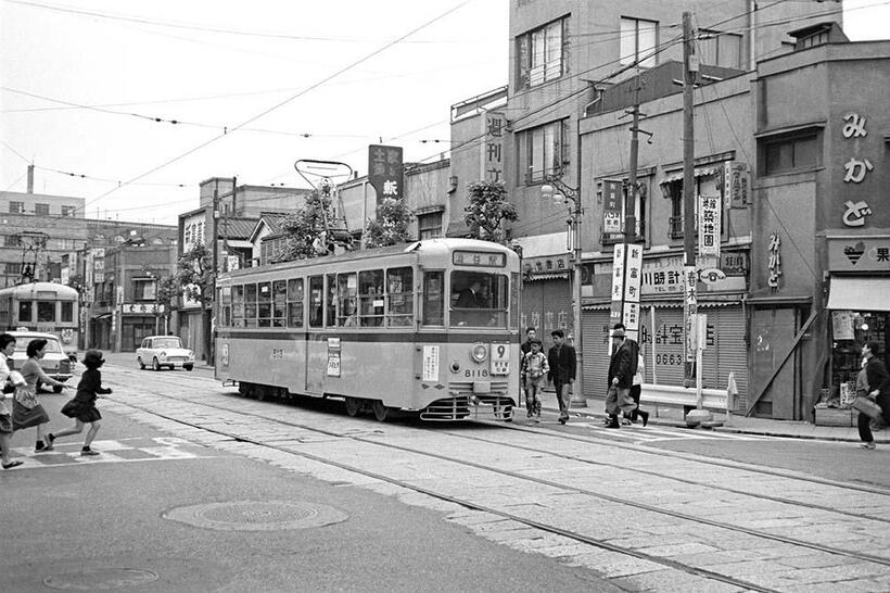 新富町停留所の乗降風景。1960年代の新富町は繁華な街だった（撮影／諸河久：1963年5月19日）