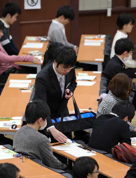 大学入試センター試験を皮切りに、本格的な受験シーズンに入った　（ｃ）朝日新聞社